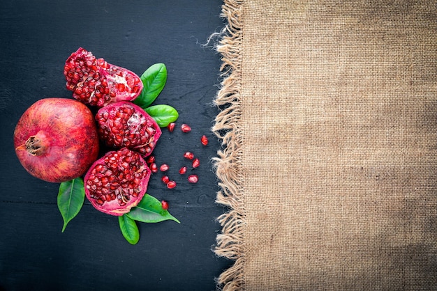 Frischer Granatapfel auf einer dunklen Holzoberfläche Draufsicht