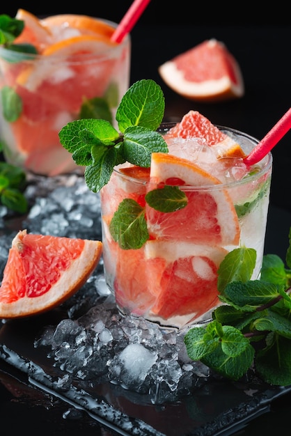 Frischer Grapefruitcocktail Frischer Sommercocktail mit Grapefruit und Eis Glas Grapefruit-Mojito