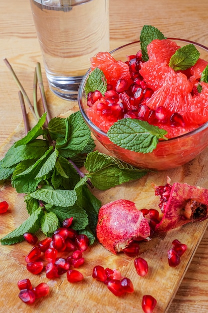 Frischer Grapefruitfruchtsalat in der Schüssel.