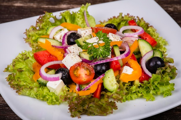 Frischer griechischer Gemüsesalat auf dem Tisch aus nächster Nähe