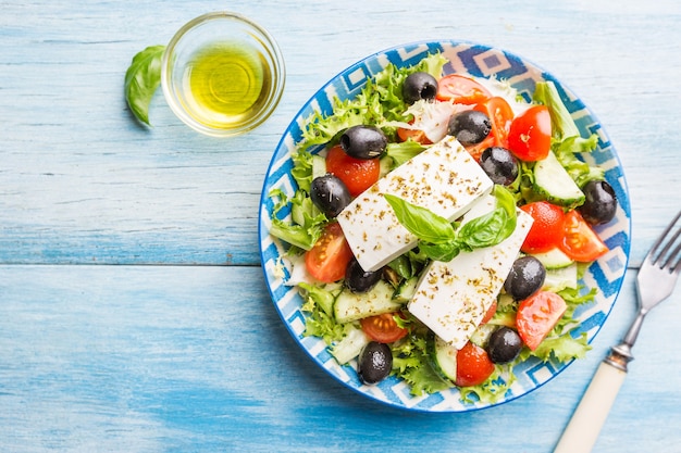 Frischer griechischer Salat aus Gurke, Tomate, Paprika, roten Zwiebeln, Feta-Käse und Oliven mit Olivenöl