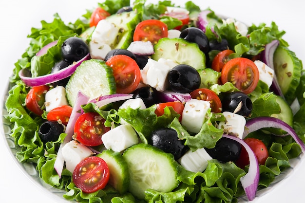 Frischer griechischer Salat in der Schüssel mit schwarzer Olive, Tomate, Feta, Gurke und Zwiebel