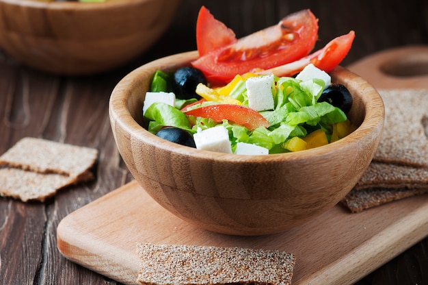 Frischer griechischer Salat mit Olivenöl