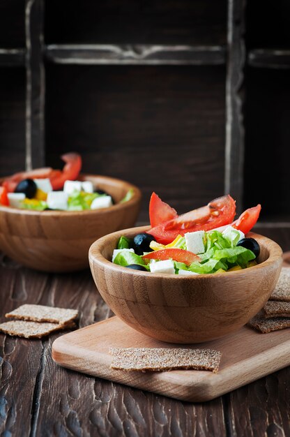 Frischer griechischer Salat mit Olivenöl