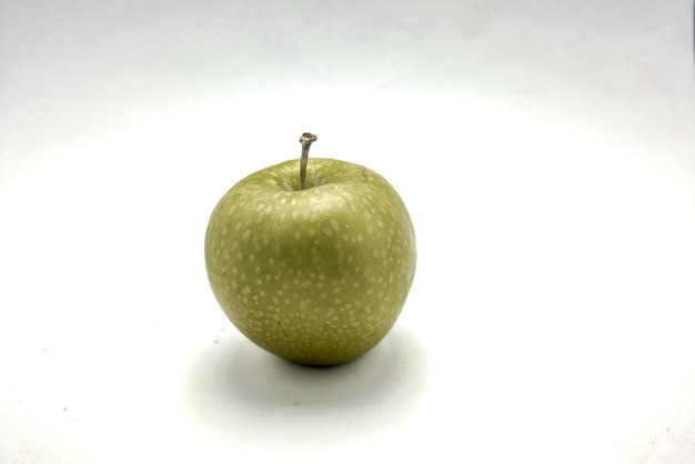 Frischer grüner Apfel lokalisiert auf weißem Hintergrund