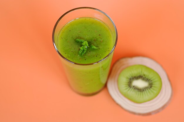 frischer grüner gesunder smoothie in einem glas aus kiwi, chiasamen und banane mit minze. Detox-Getränke