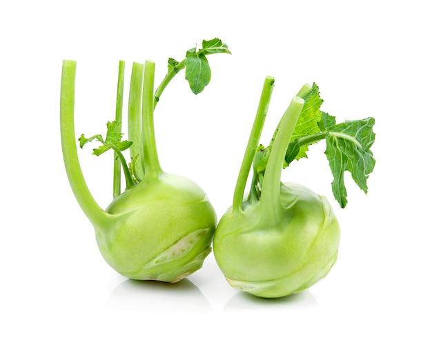 Frischer grüner Kohlrabi auf Weiß.