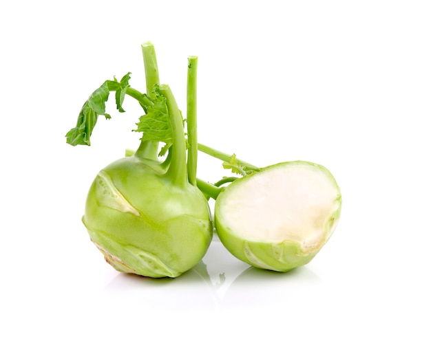 Frischer grüner Kohlrabi isoliert auf weißem Hintergrund.