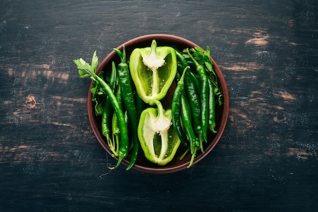 Frischer grüner Pfeffer und Chili-Pfeffer Bio-Lebensmittel Ansicht von oben Freier Platz für Text