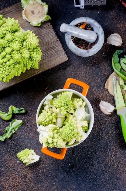 Frischer grüner Romanesco-Brokkolikohl zum Kochen bereit