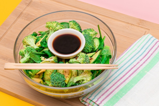 Frischer grüner Salat aus Avocado-Brokkoli-Spinat und Gurke zur Entgiftung