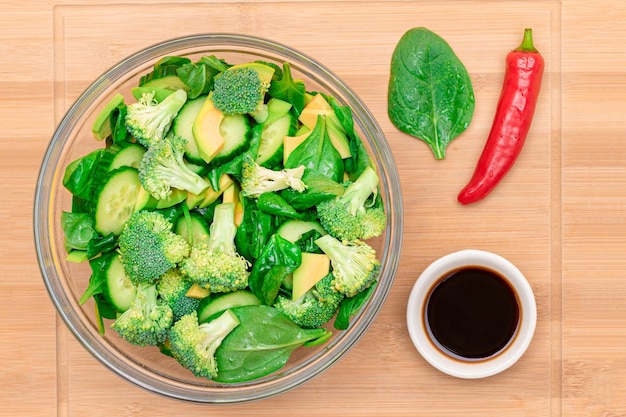 Frischer grüner Salat aus Avocado, Brokkoli, Spinat und Gurke