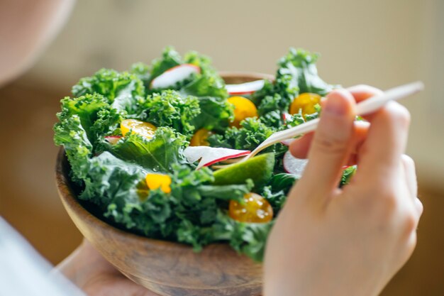 Frischer grüner Salat in einer Holzschale.