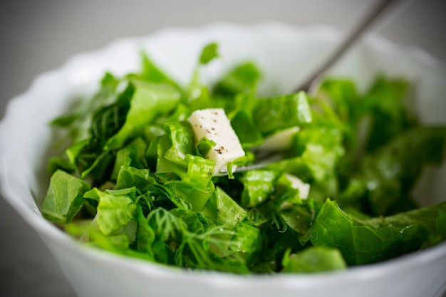 Foto frischer grüner salat mit mozzarella und kräutern in einer schüssel