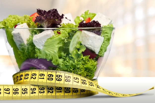 Frischer grüner Salat und Maßband