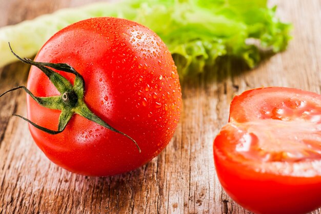 Frischer grüner Salat und reife Tomaten frisch gepflückt