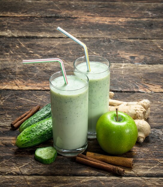 Frischer grüner Smoothie auf einem hölzernen Hintergrund