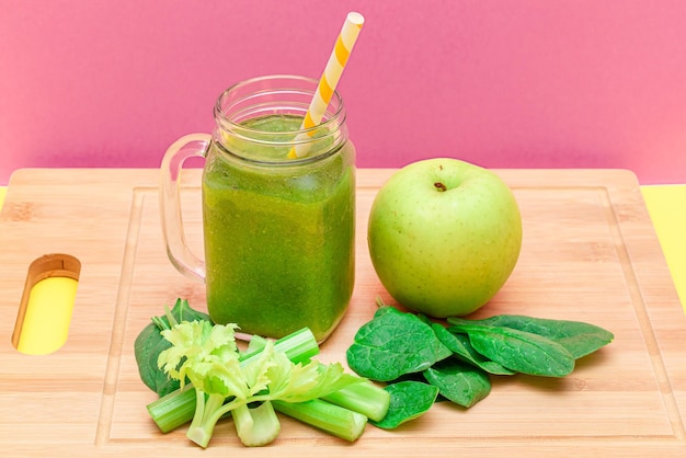 Frischer grüner Smoothie aus Apfelsellerie und Spinat im Smoothieglas aus Glas