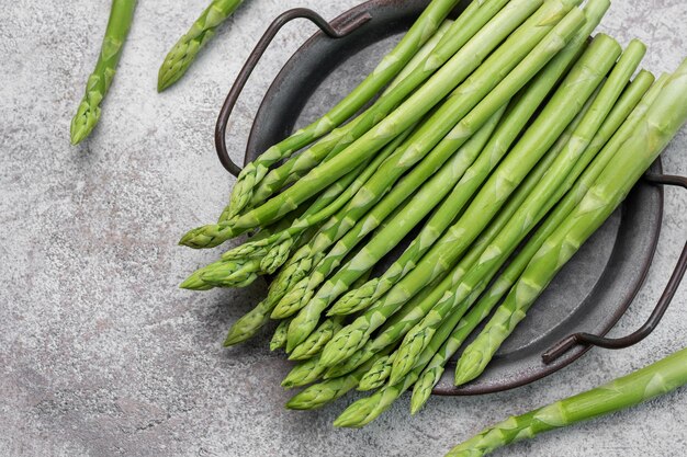 Frischer grüner Spargel auf Betongrund