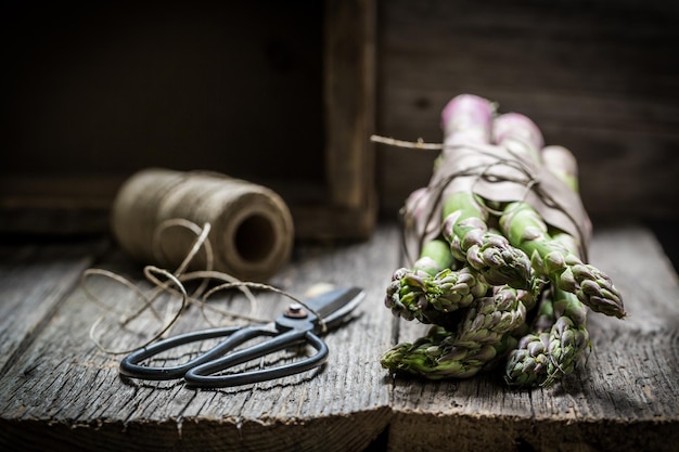 Frischer grüner Spargel auf einem Holztisch