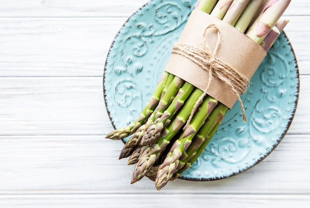 Frischer grüner Spargel auf Holztisch