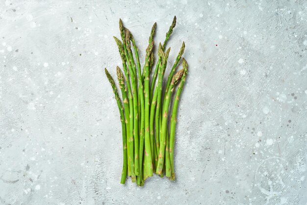 Frischer grüner Spargel auf Steinhintergrund Gesundes Essen Draufsicht