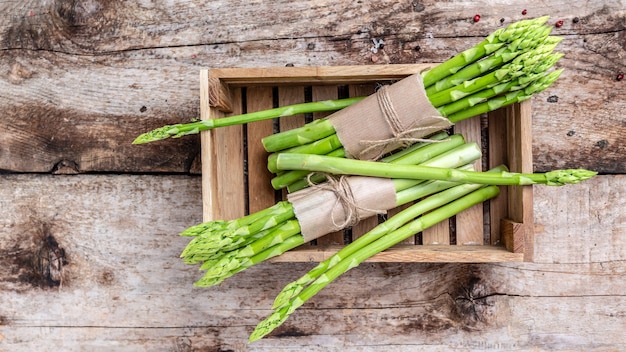 Frischer grüner Spargel in einer Holzkiste