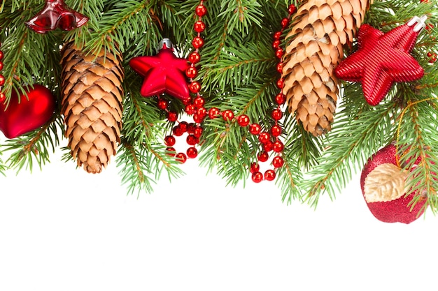 Frischer grüner Tannenbaum und rote Weihnachtsdekorationen mit Kegelrand auf weißem Hintergrund
