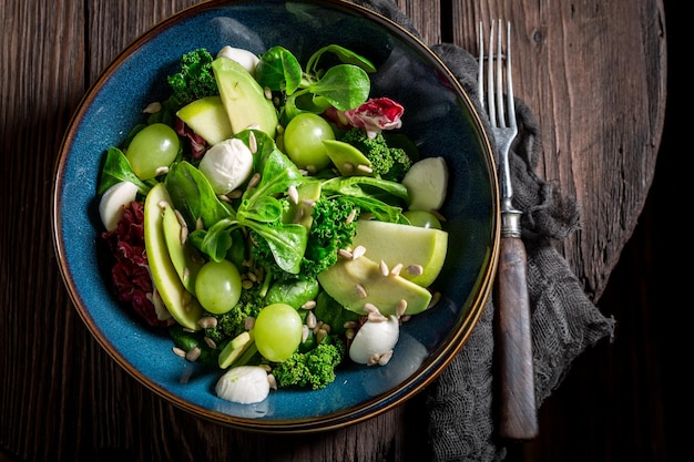 Frischer Grünkohlsalat mit Mix aus Gemüse und Avocado