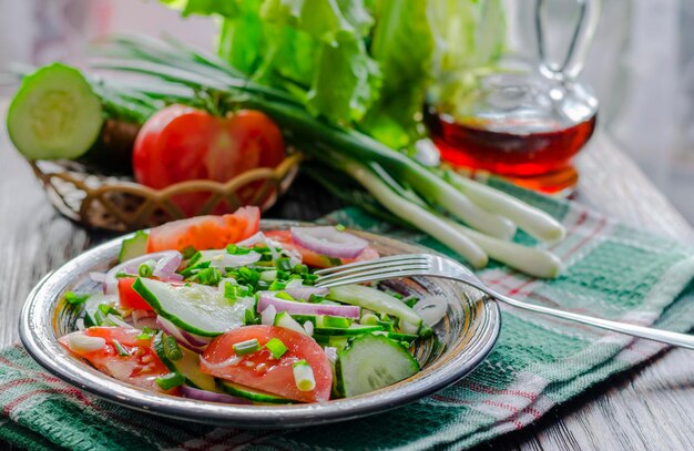 Frischer Gurken- und Tomatensalat