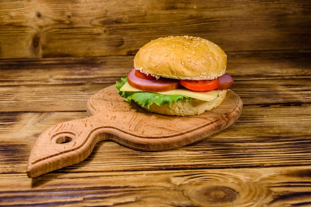 Frischer Hamburger auf dem Holzschneidebrett