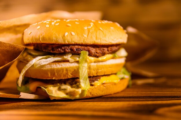 Frischer Hamburger auf dem rustikalen Holztisch