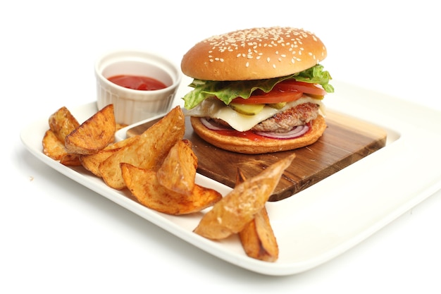 Frischer Hamburger mit Pommes Frites