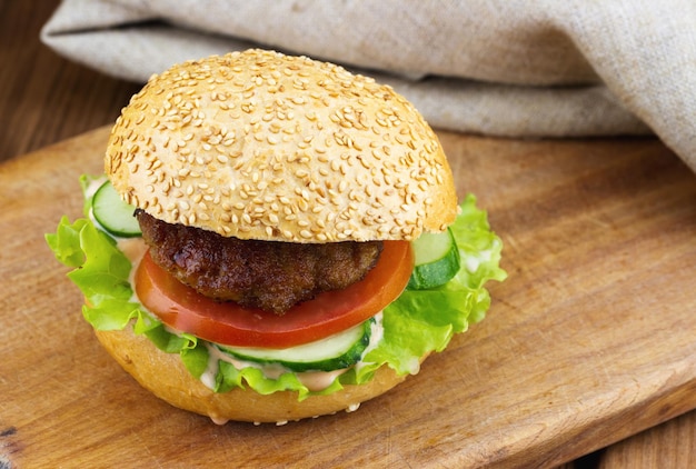 Frischer Hamburger mit Salat