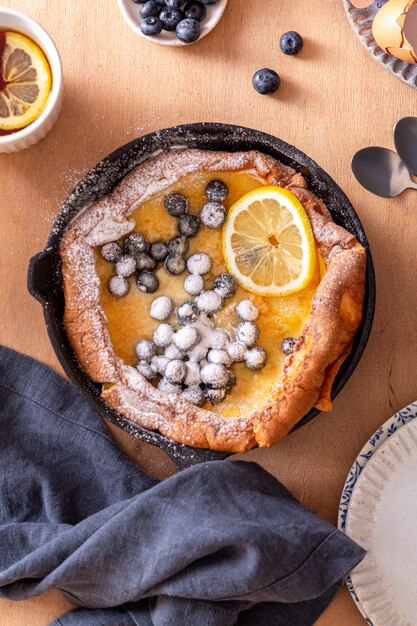 Foto frischer hausgemachter holländischer babypfannkuchen mit blaubeeren zum frühstück oder brunch