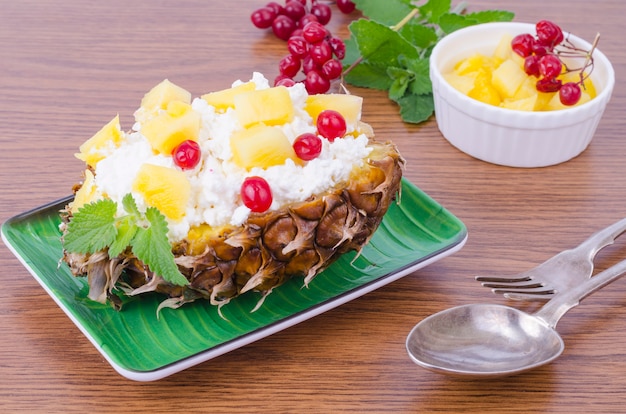 Frischer hausgemachter Hüttenkäse mit roten Beeren und Ananas.