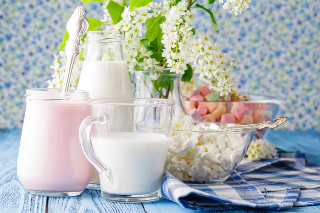 Frischer hausgemachter Joghurt mit Marshmallow-Scheiben in einem Glas