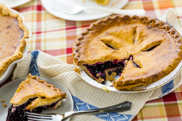 Foto frischer hausgemachter kuchen aus bio-beeren.