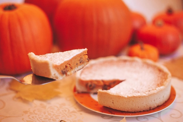 Frischer hausgemachter Kürbiskuchen zum Erntedankfest bei Herbstdekoration