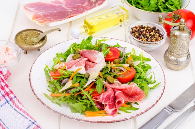 Frischer hausgemachter Salat mit Rucola, Marmelade, Rucola, Tomaten, Parmesan.