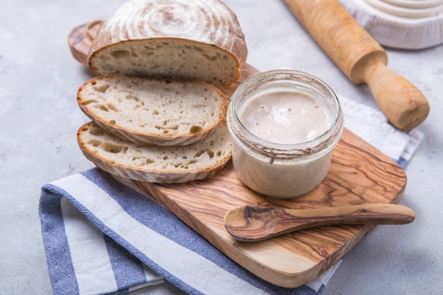 Frischer hausgemachter Sauerteig-Vorspeise, eine fermentierte Mischung aus Wasser und Mehl als Sauerteig zum Brotbacken auf Holztisch