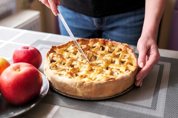 Frischer hausgemachter traditioneller Apfelkuchen in einer heimischen Küche