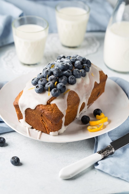 Frischer Heidelbeerbrot-Muffinkuchen mit Zitronenschale auf einer horizontalen Draufsicht der Platte von oben