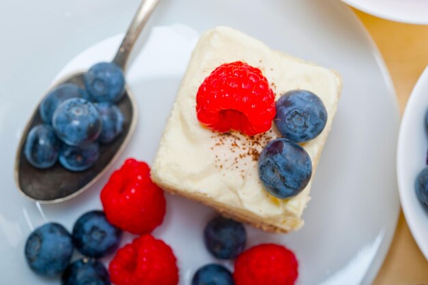 Frischer Himbeer- und Heidelbeerkuchen