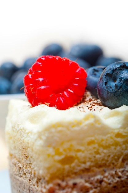 frischer Himbeeren- und Blaubeerkuchen