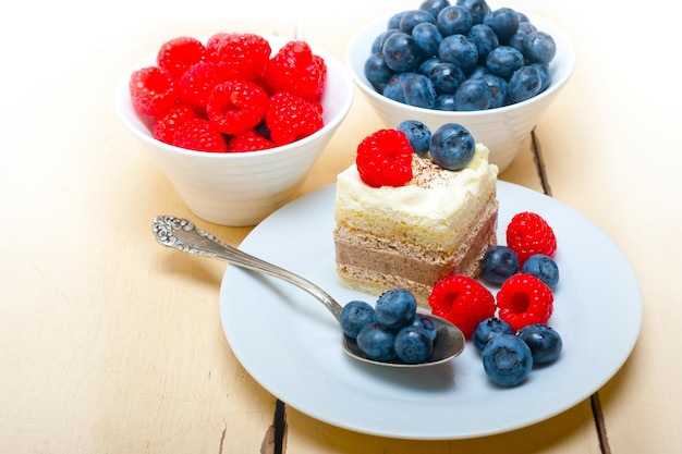 frischer Himbeeren- und Blaubeerkuchen