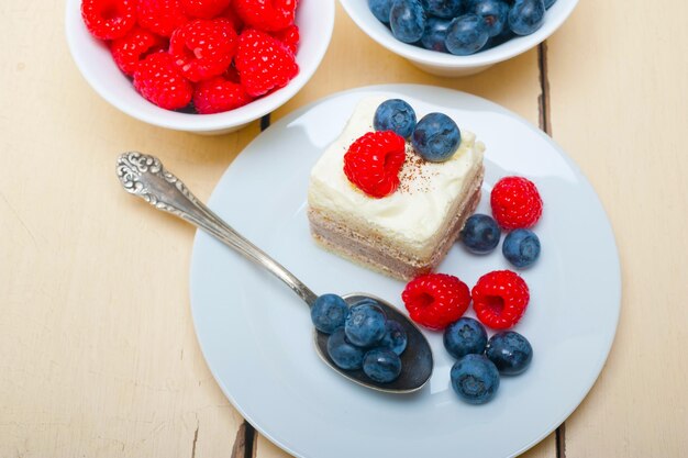 frischer Himbeeren- und Blaubeerkuchen