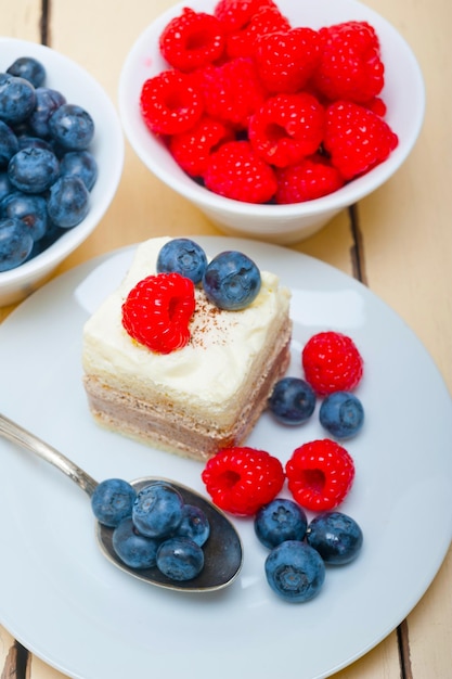 frischer Himbeeren- und Blaubeerkuchen