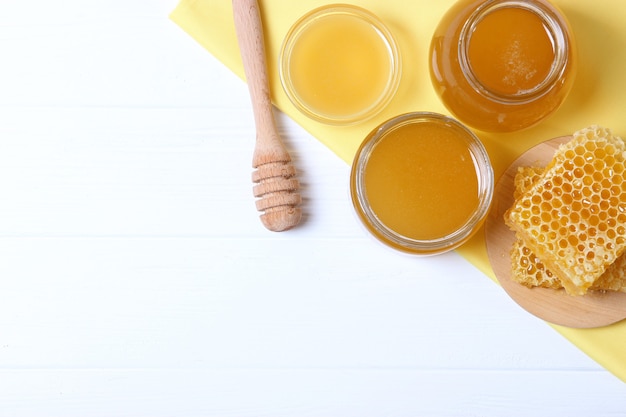 Frischer Honig auf dem Tisch Nahaufnahme auf farbigem Hintergrund