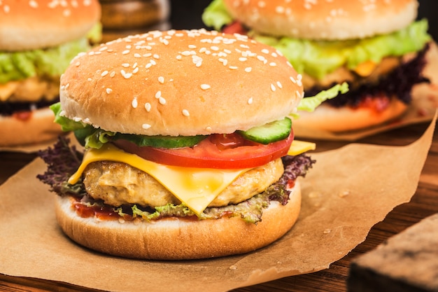 Frischer Hühnerburger auf Holztisch